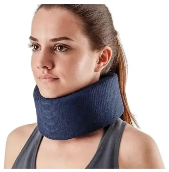 Colar cervical ortopédico azul em uso
